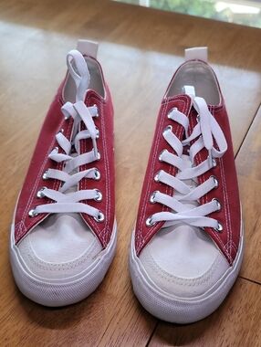 IU ☆ Red Canvas Athletic Sneakers with White Trim